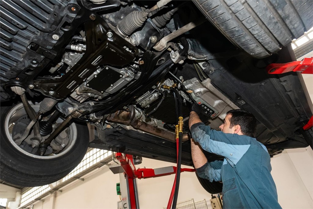 ¿Cada cuánto tiempo es necesario llevar el coche al taller? 