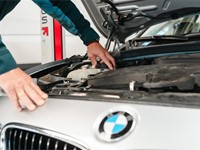 Cómo revisar el líquido refrigerante de un coche