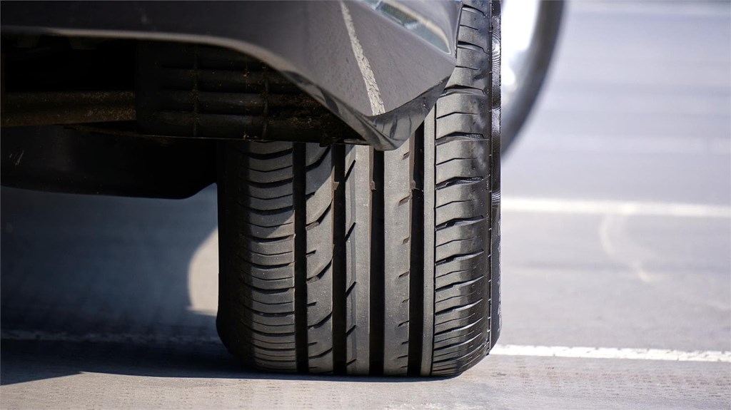 ¿Cómo se deben revisar los neumáticos de un vehículo?