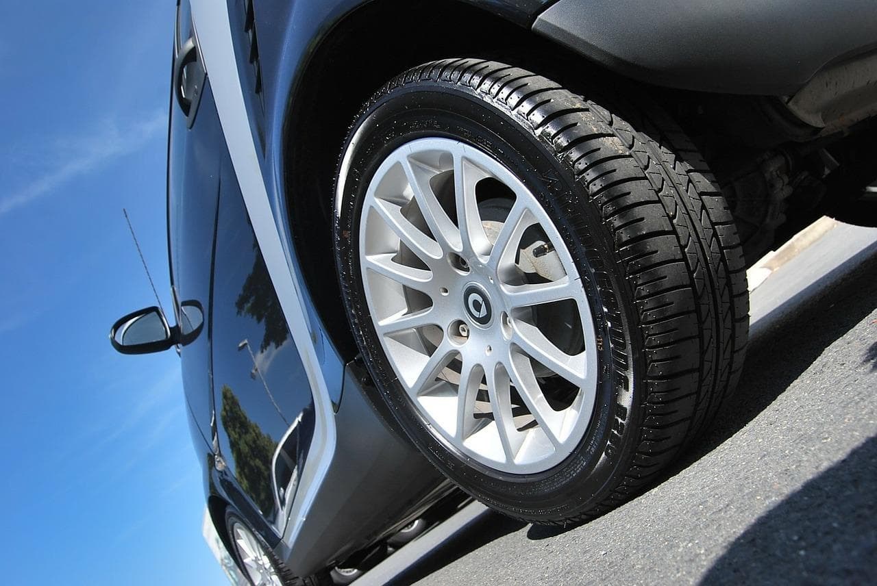 ¿Cómo se deben revisar los neumáticos de un vehículo? - Imagen 1