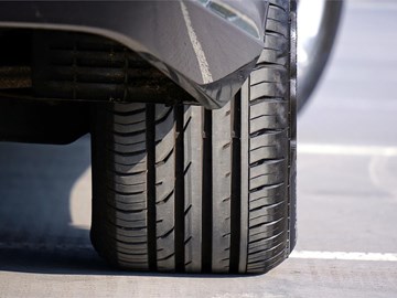 ¿Cómo se deben revisar los neumáticos de un vehículo?