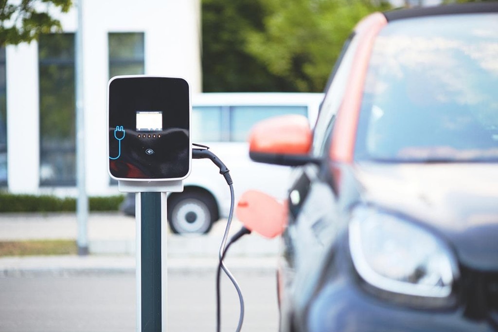 ¿Cuánto tiempo tarda en cargar un coche eléctrico?