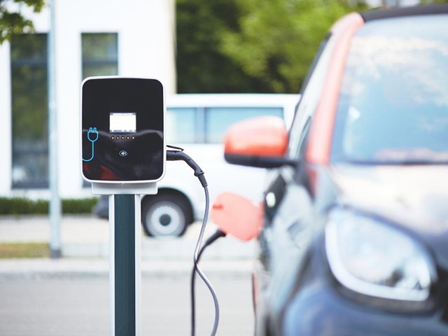 ¿Cuánto tiempo tarda en cargar un coche eléctrico?