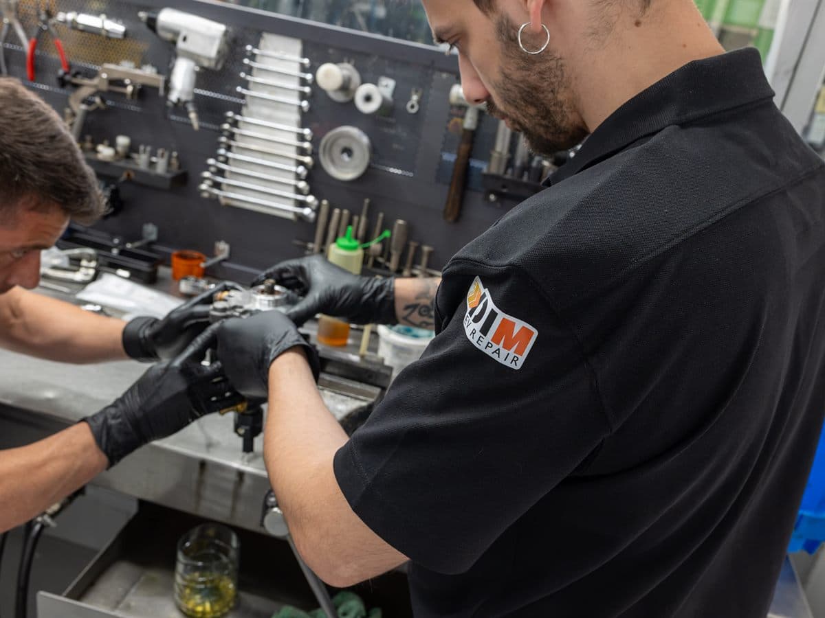 Comprobación y reparación de inyectores en el laboratorio diésel de Santiago