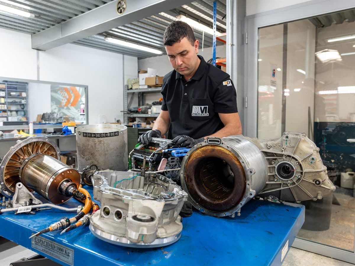 Reparación de motores eléctricos de coches híbridos en Santiago