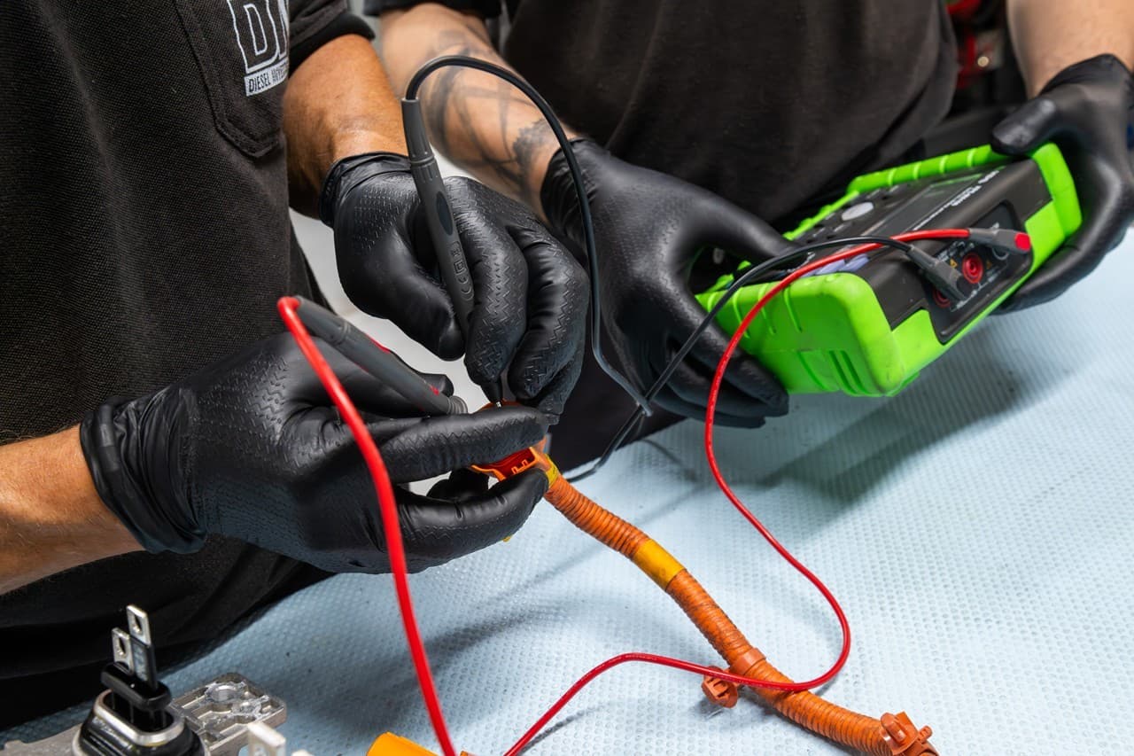 Taller de coches eléctricos e híbridos en Santiago