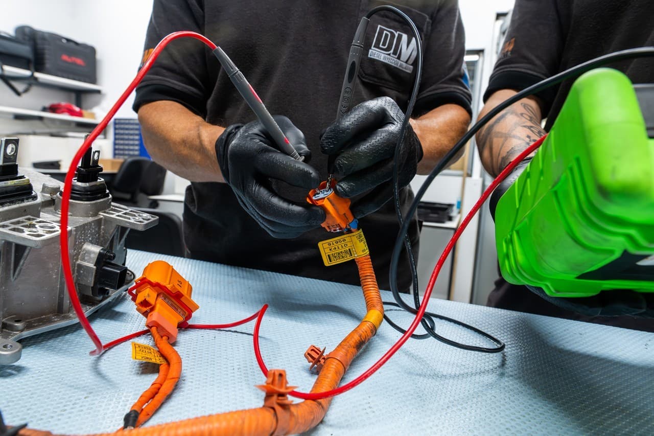 Taller de coches eléctricos e híbridos en Santiago