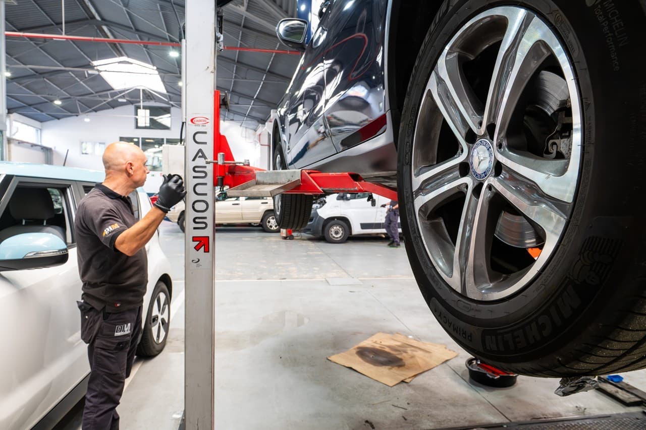 Taller de coches eléctricos e híbridos en Santiago