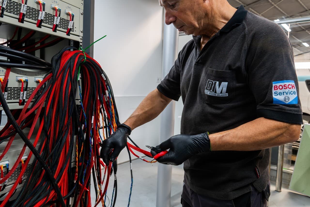 Taller de coches eléctricos e híbridos en Santiago