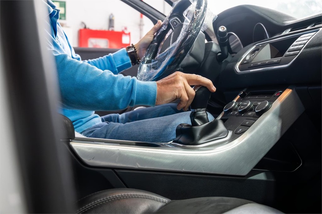 Olvídese del traqueteo de su coche reparando la caja de cambios