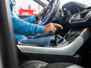Olvídese del traqueteo de su coche reparando la caja de cambios