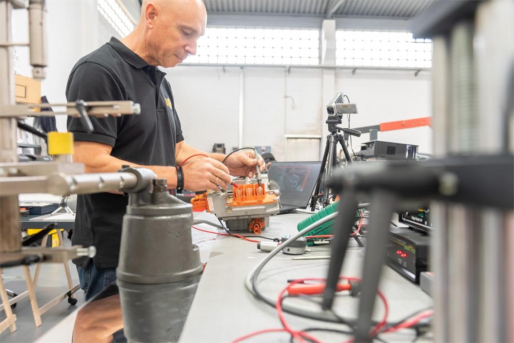 ¿Por qué dejar la reparación de coches eléctricos en manos de profesionales?