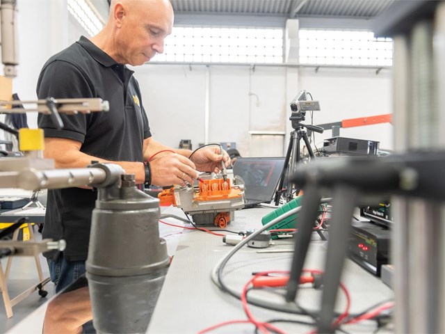 ¿Por qué dejar la reparación de coches eléctricos en manos de profesionales?